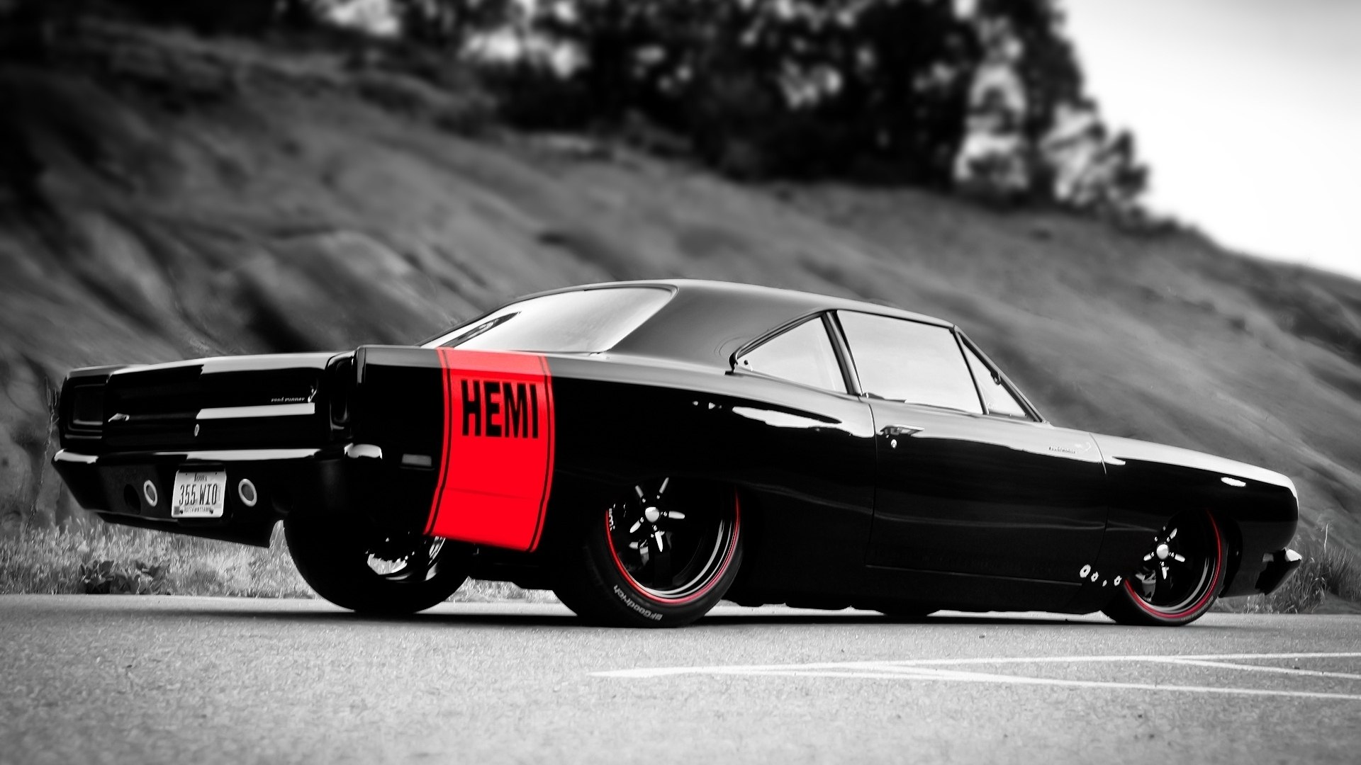 Заниженный черный Plymouth Road Runner  с красной полосой на кузове HEMI